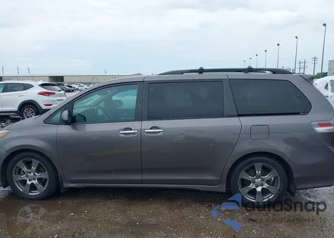 2017 Toyota Sienna Se 8 Passenger z USA, uszkodzony, nr VIN 5TDXZ3DC7HS793784